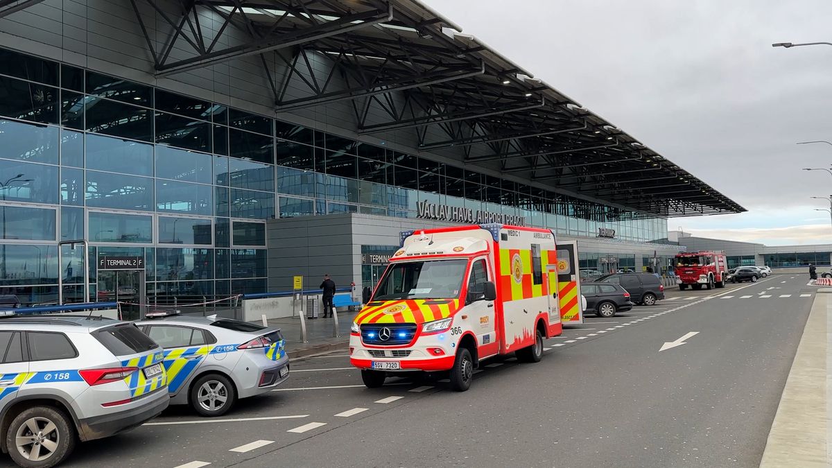 Policie prohledala letiště v Praze. Anonym nahlásil bombu